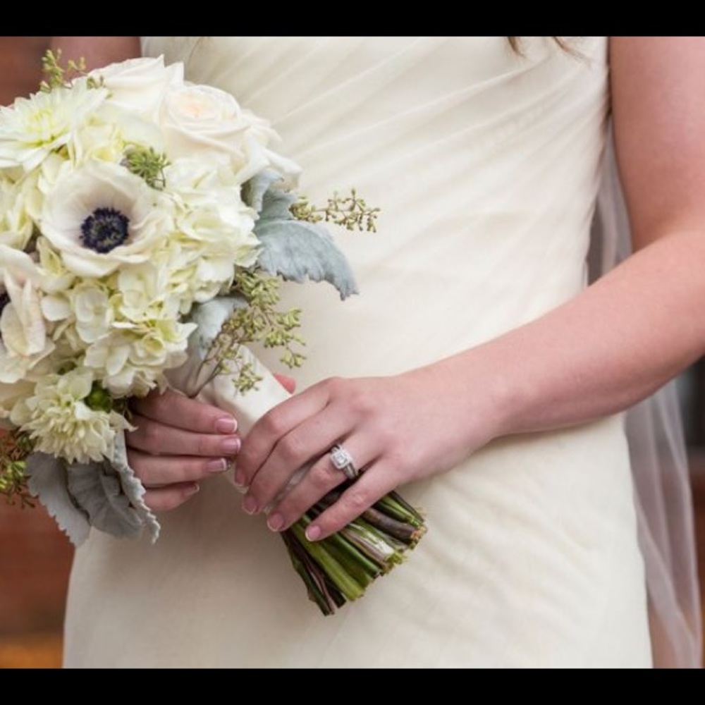 Vera Wang Wedding Dress - Picture 5 of 7